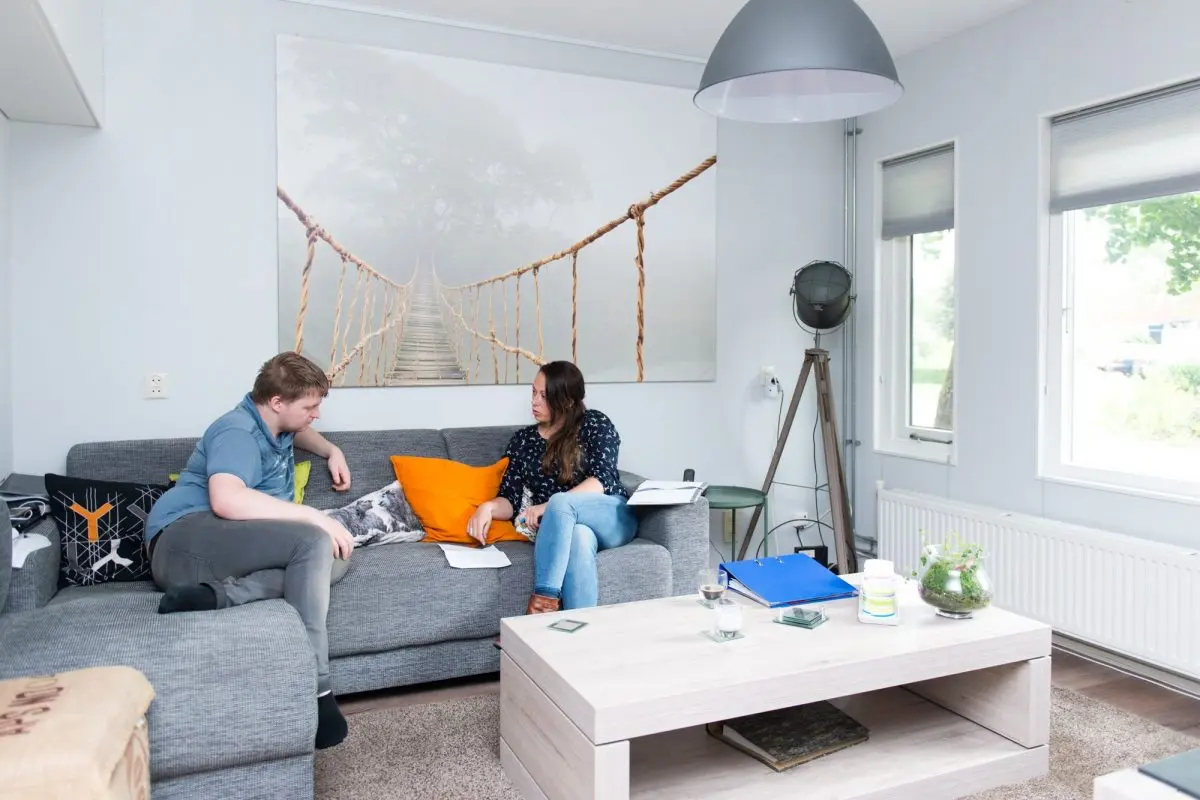Medewerker en client in gesprek
