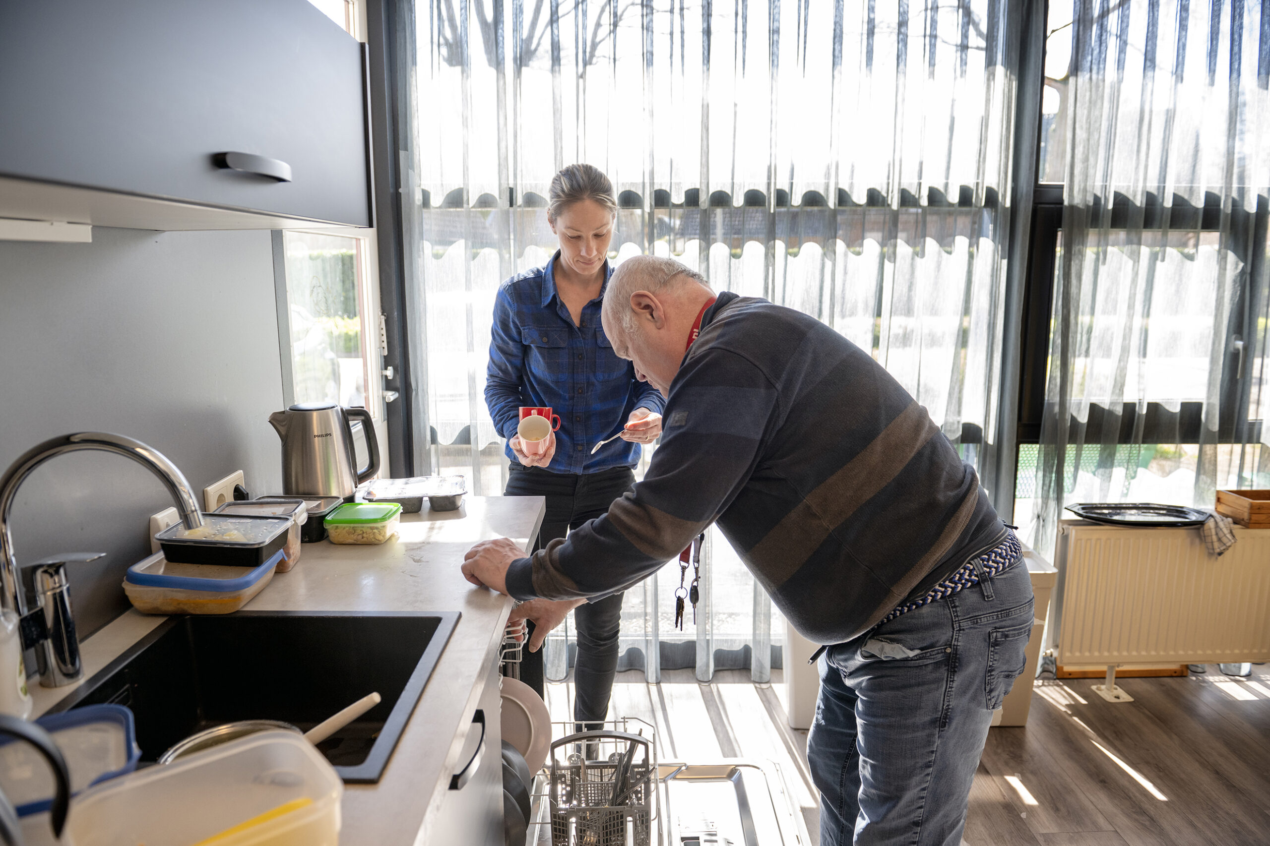 Client en medewerker in de keuken