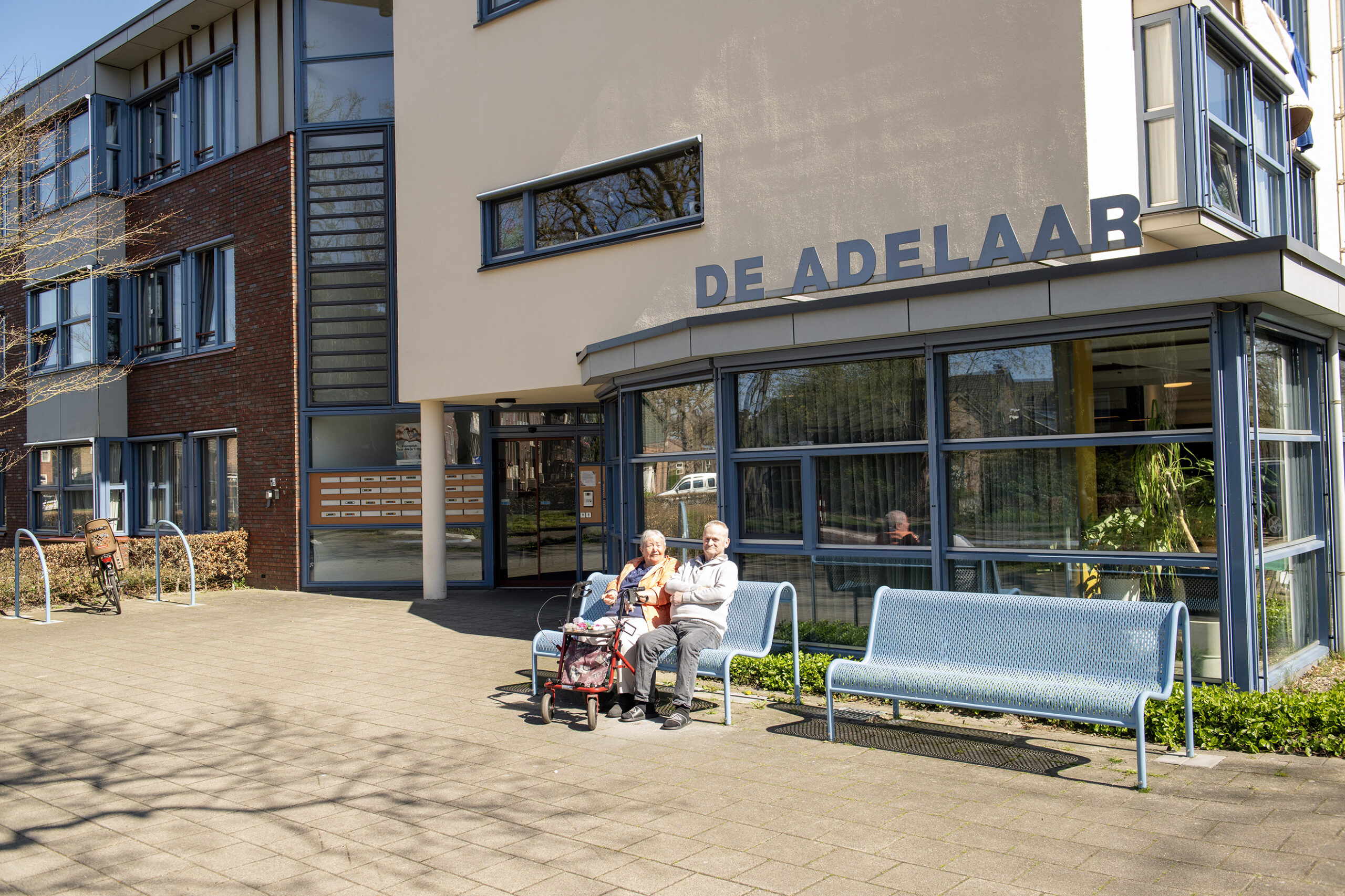 Clienten buiten op de bank