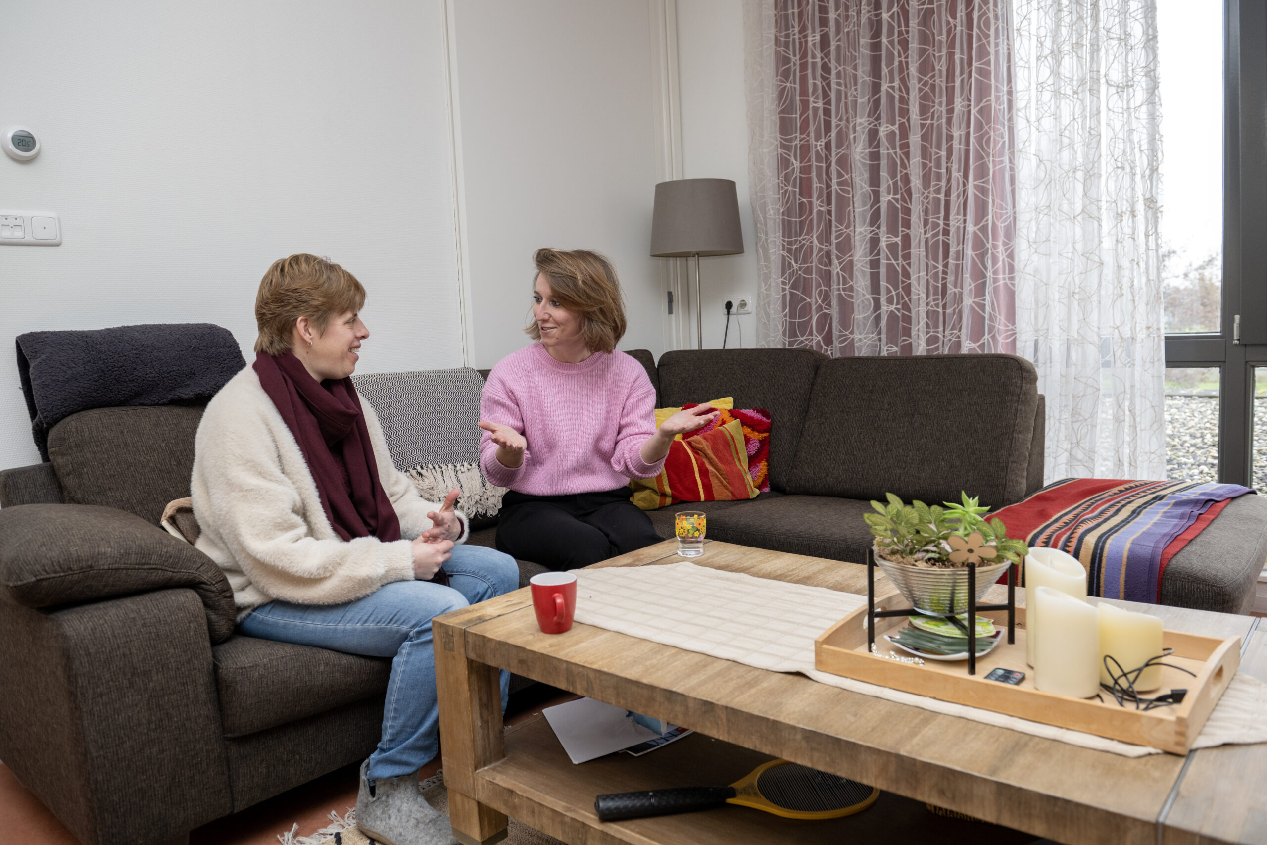 Bewoner en medewerker in gesprek