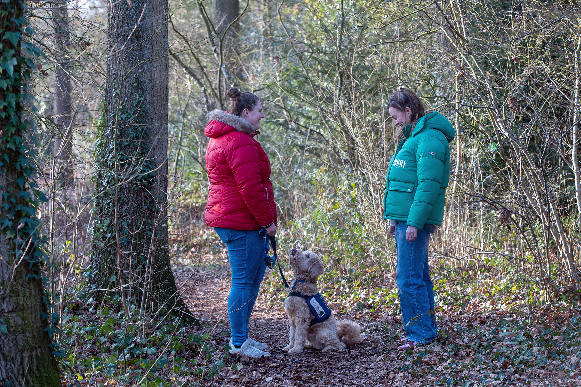 Client en medewerker aan het wandelen met hond