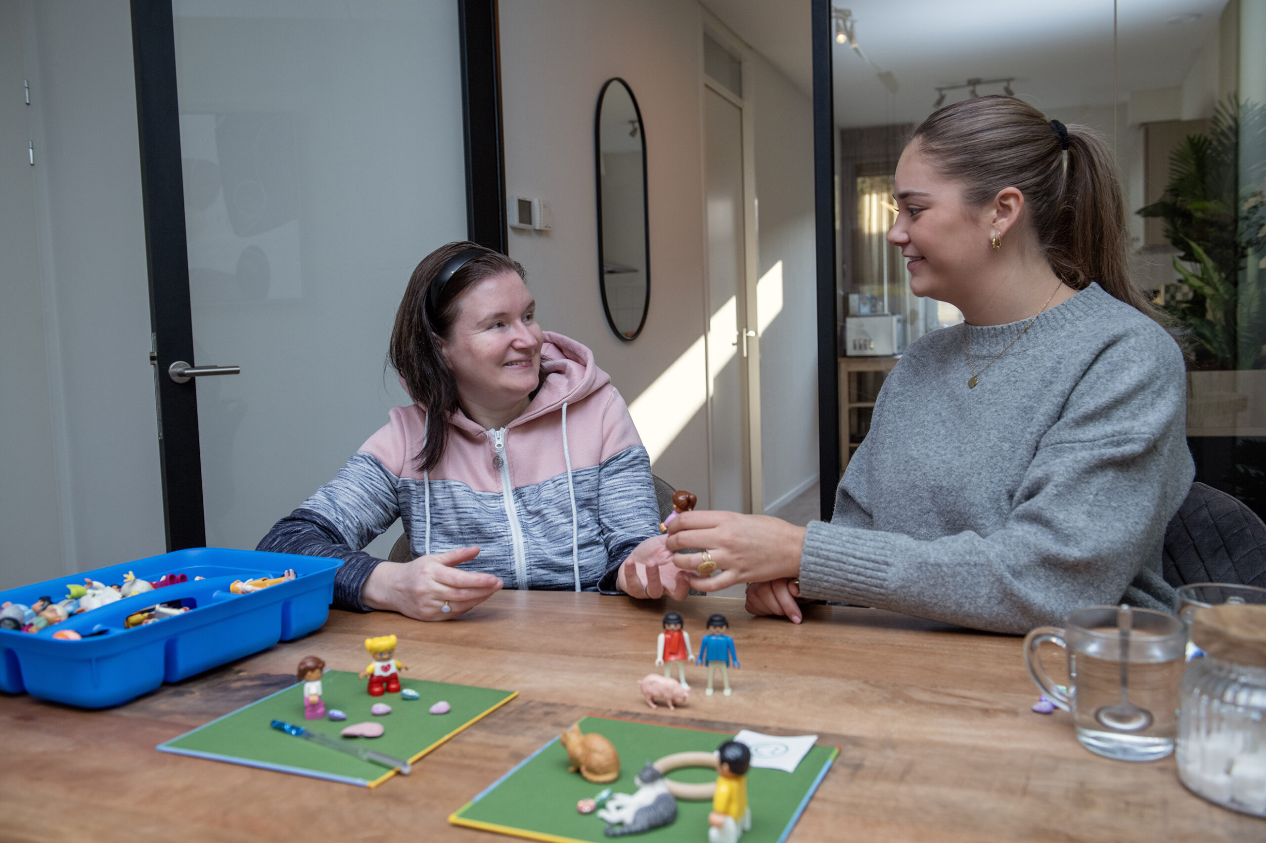 Medewerker en client in gesprek