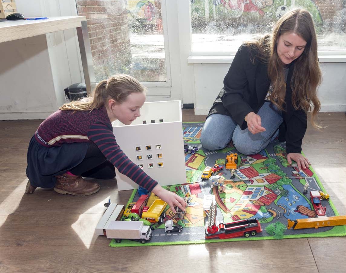 Medewerker en client aan het spelen