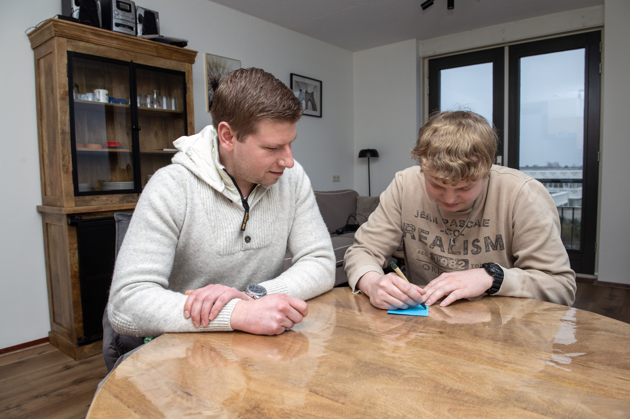Medewerker en client aan tafel