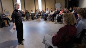 Medewerkers met elkaar in gesprek