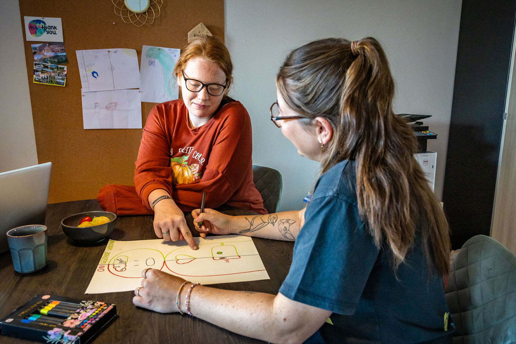 Medewerker en client in gesprek