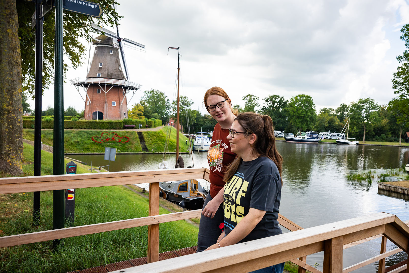 Client en medewerker lopend in gesprek