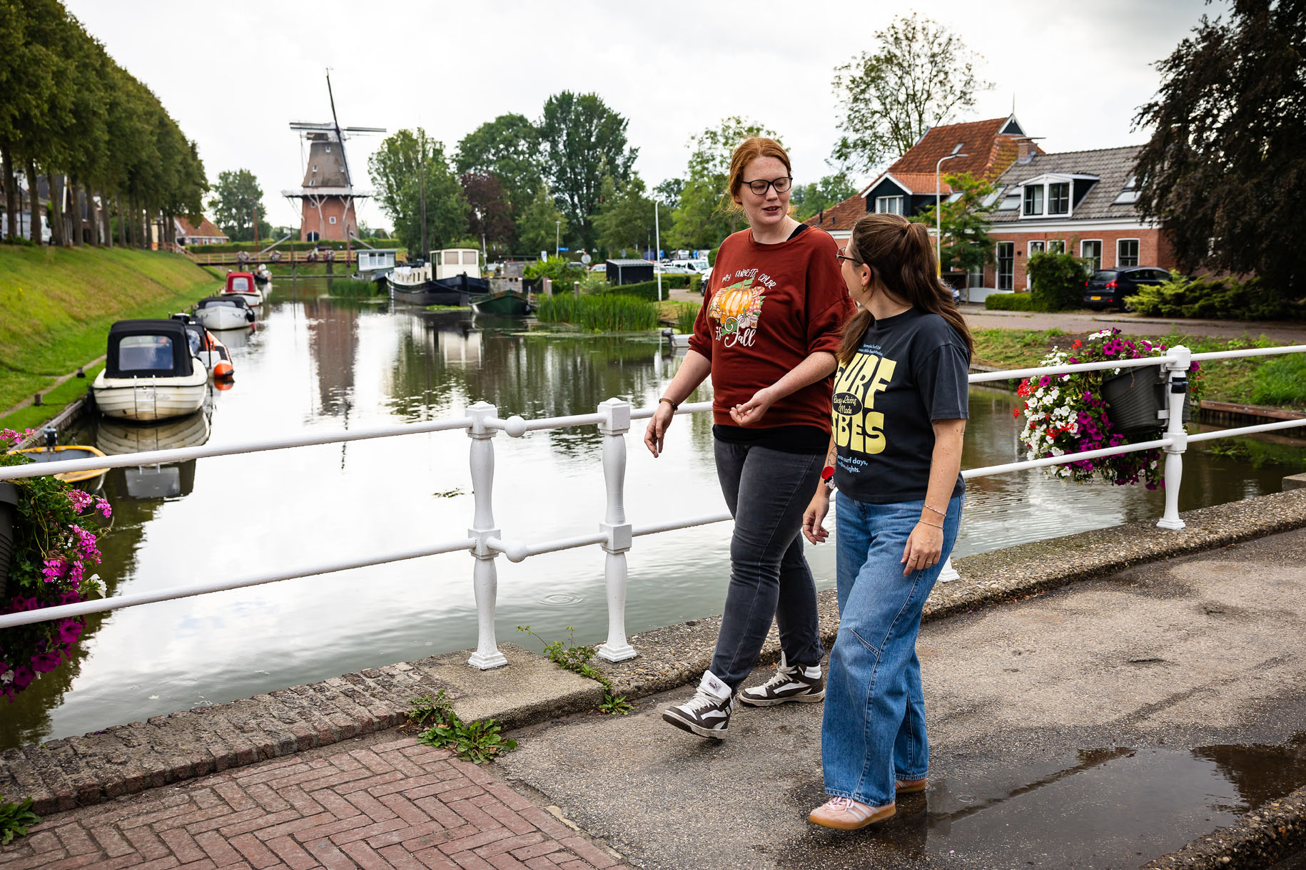 Client en medewerker lopend in gesprek
